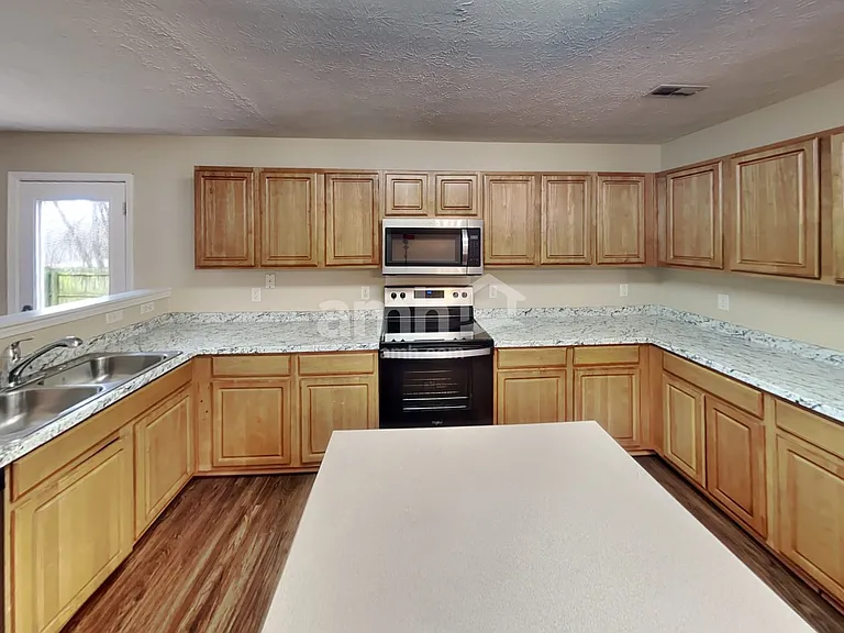 119 Crestwood Ln — Photo 3