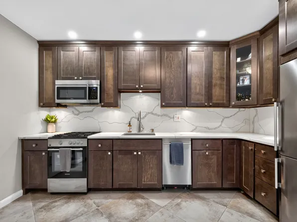 162-41 Powells Cove Boulevard image 3 of 12