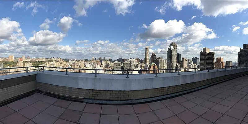 Sold by Qwest Residential Downtown LLC | media 16