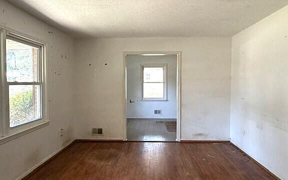 3rd image of 338 Hill St