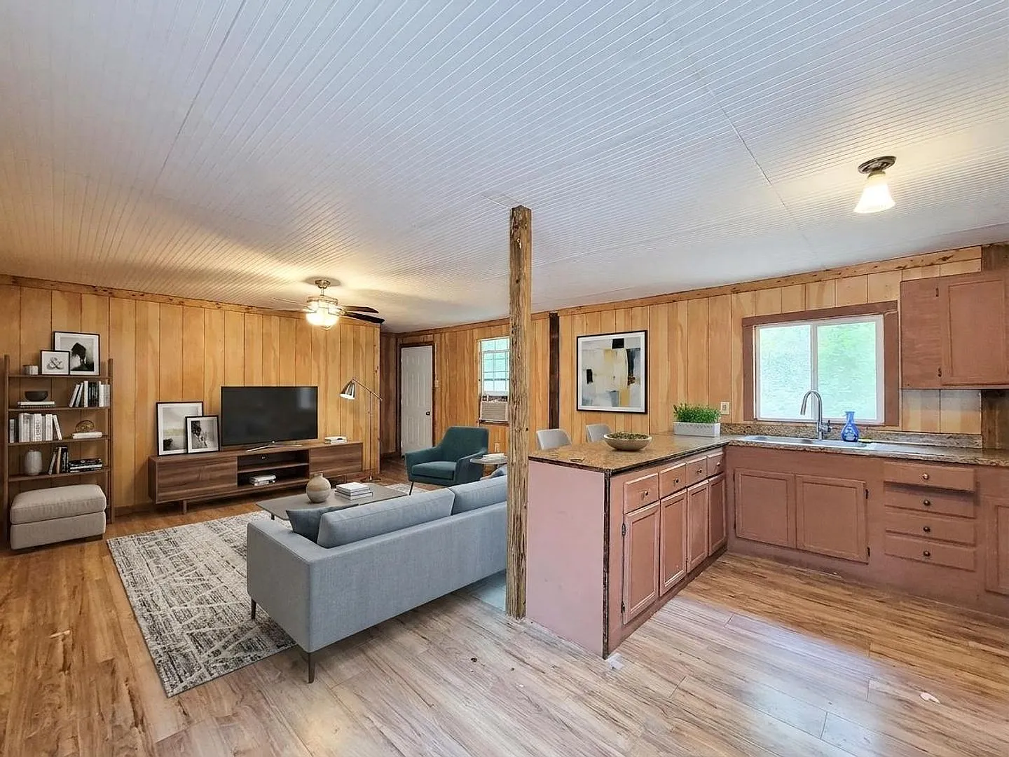 Experience the perfect blend of space, comfort, and country living with this charming 3-bedroom, ... — Photo 3