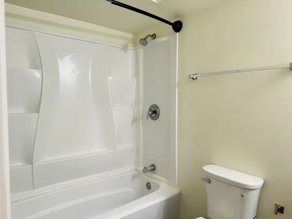 635 N Elmwood Dr APT 2, Aurora, IL 60506