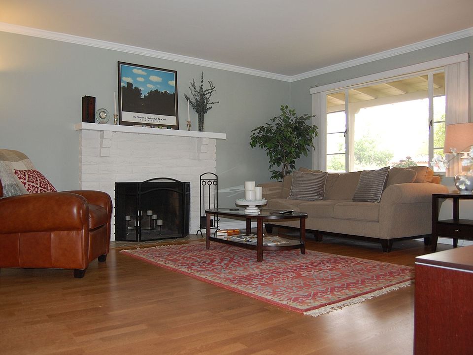 2nd image of 902 E Myrtle Ave