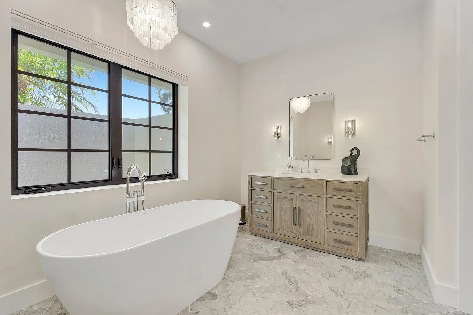 4 bed, 4.0 bath, 4084 sqft, $9,000 — Photo 2