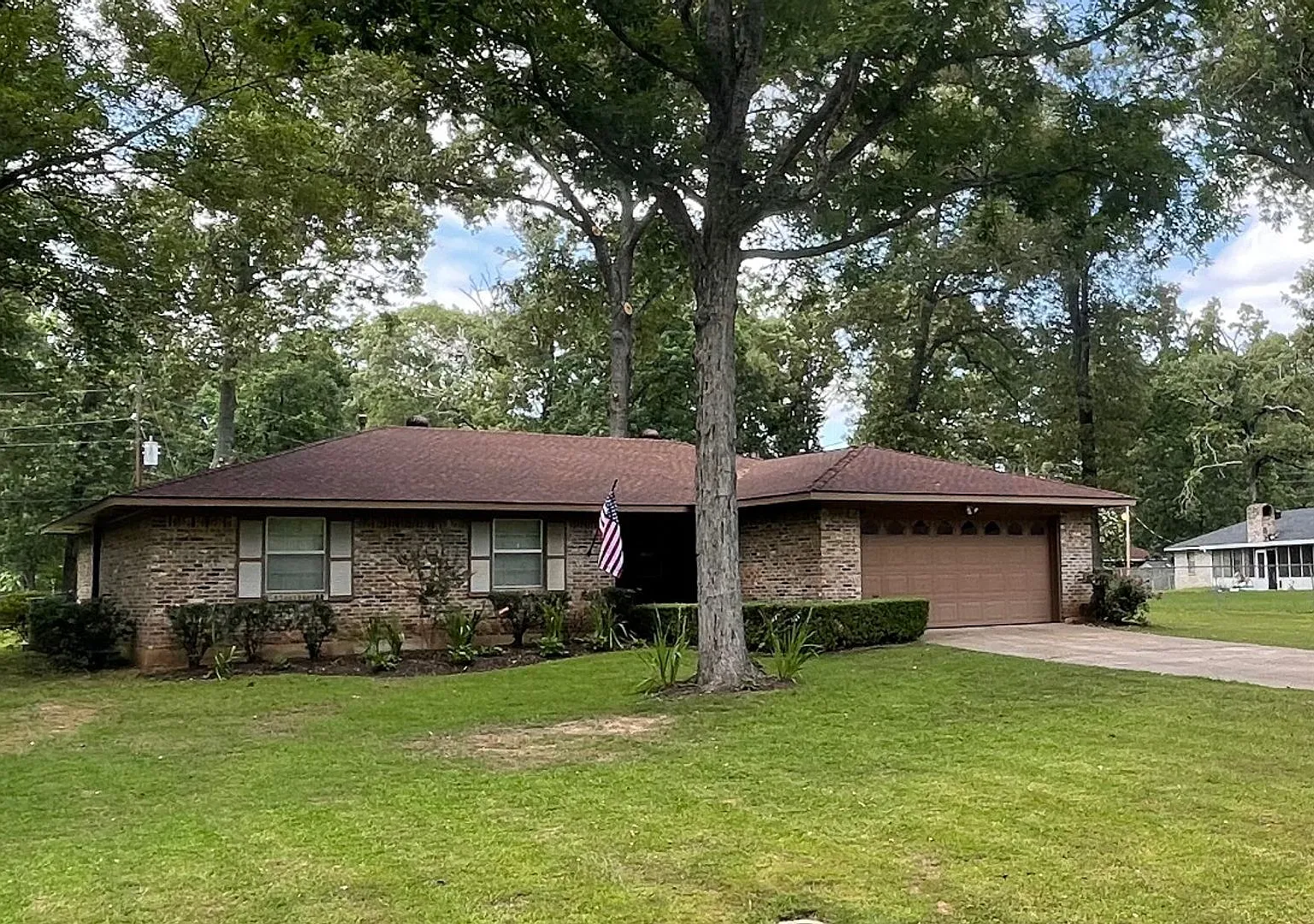 Fresh Paint And New Flooring.... Dogwood Close To Barksdale Air Force Base.. — Photo 1