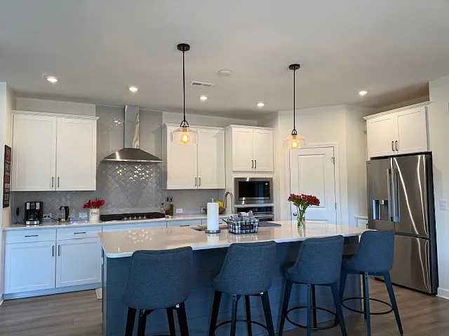 4 bed, 2828 sqft, $3,600 — Photo 4