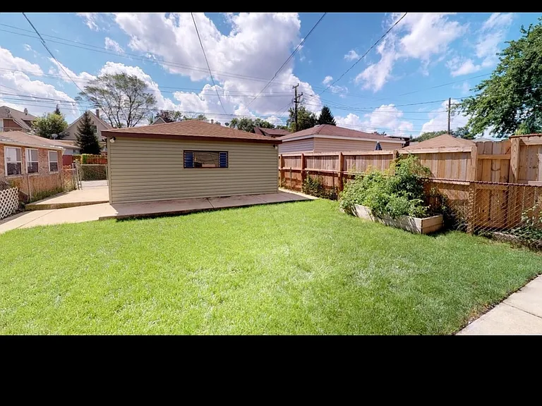 Yard, in summer there is an outdoor pool for shared use.