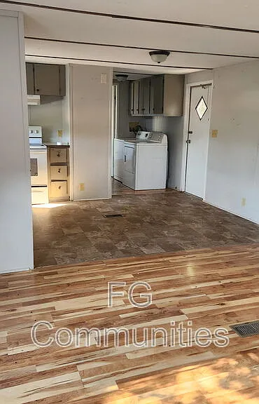 100 2nd Ave SE #F — Photo 3