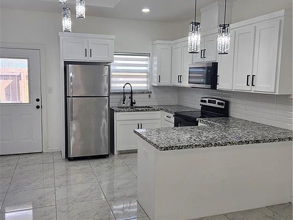 2nd image of 900 N Woodson Ave #2