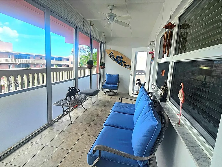 180 NE 12th Ave #10E — Photo 2