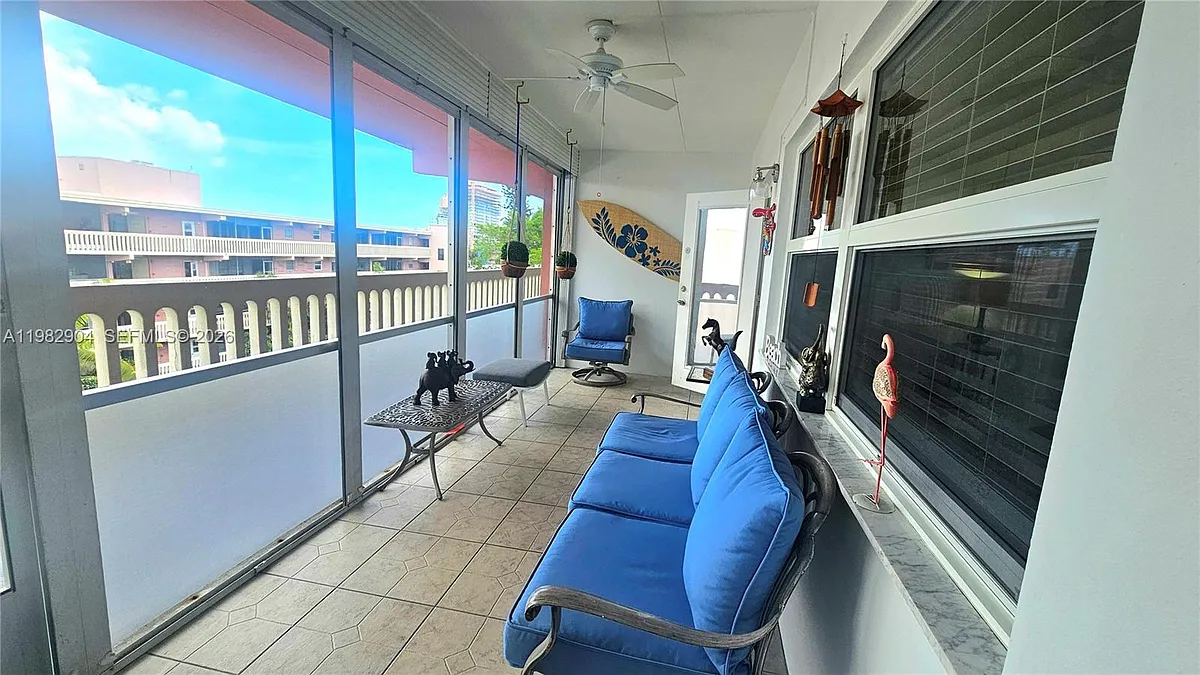 Building Photo - 180 NE 12th Ave #10E