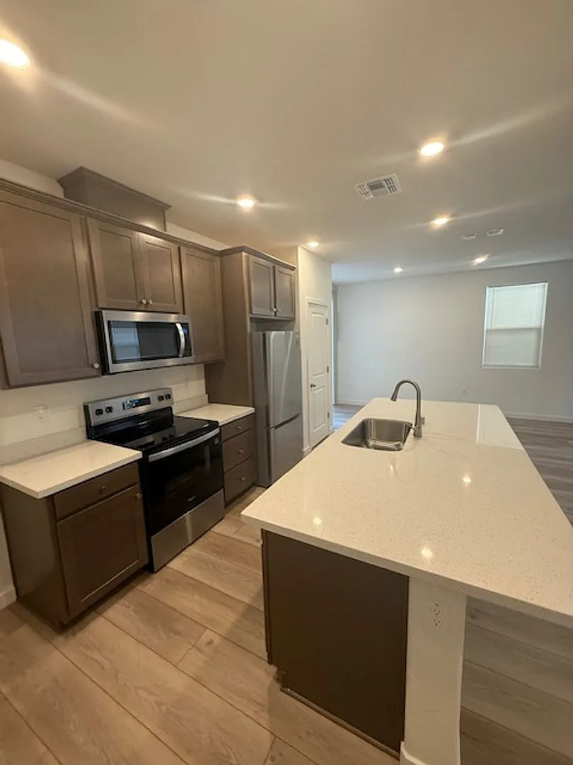 Spacious & Stylish 3-Bedroom Townhome Near Twelve Bridges — Photo 4