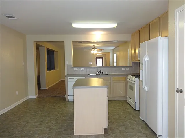 3 bed, 2.0 bath, 1800 sqft, $2,070 — Photo 3