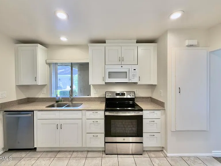 11243 Village 11 — Photo 8