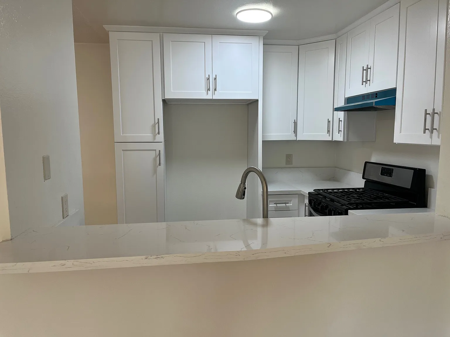 2 bed, 950 sqft, $2,690 — Photo 2