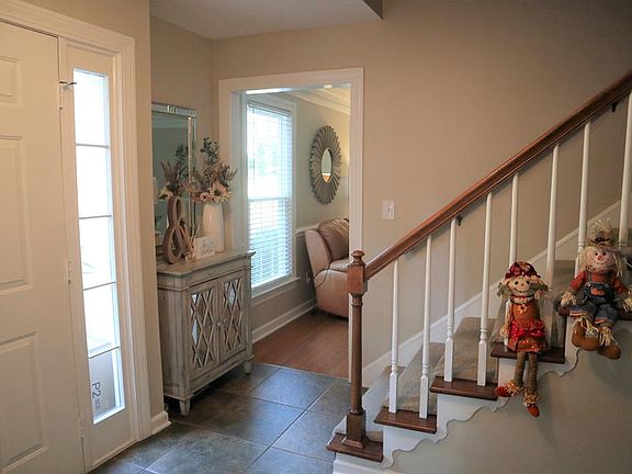 3rd image of 125 Cambridge Cir