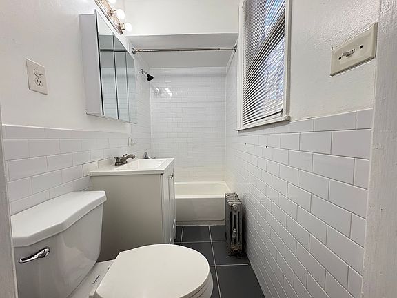 5th image of 400 Woodlawn Ave #4