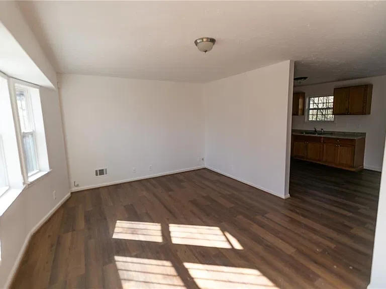 2761 Rockdale Dr — Photo 3