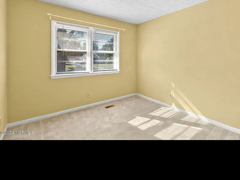 318 Bandera Dr — Photo 5