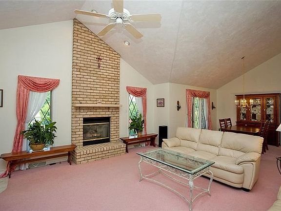 3rd image of 209 Apple Hill Dr