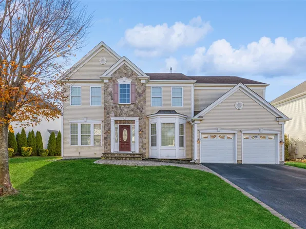 9 Parklands Court, Mount Sinai, NY 11766