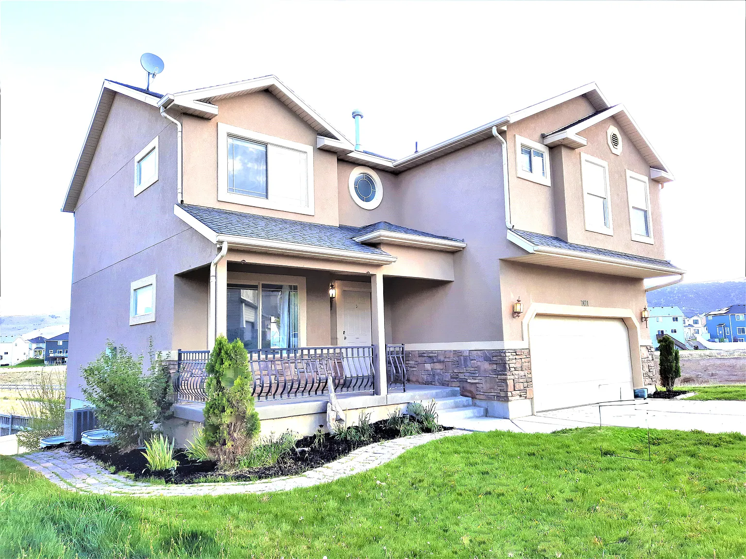 7471 N Addison Ave — Photo 2