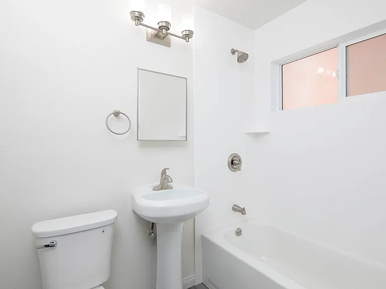 Aztec Pacific Apartments — Photo 89