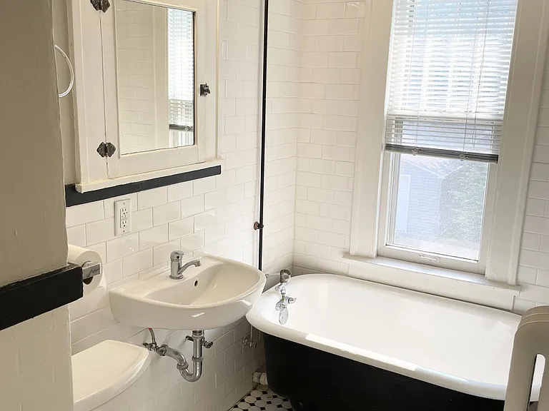 Ashland & Laurel Apartments — Photo 9