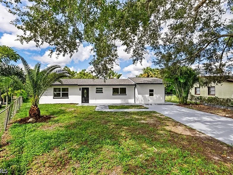 2570 Charleston Park Dr — Photo 2