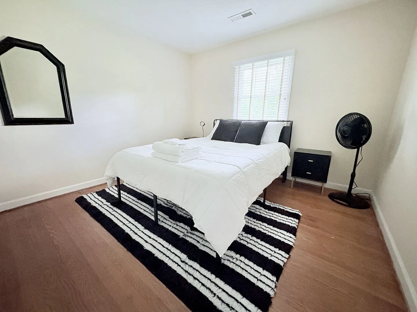 Rock 'N' Roll Vibe! Fully Furnished 3BD/1.5BA Home | All Utilities Included — Photo 4