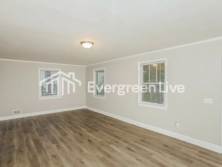 752 Shull St — Photo 9