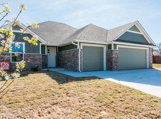 1404 Ridgeway Dr, Moore, OK 73160