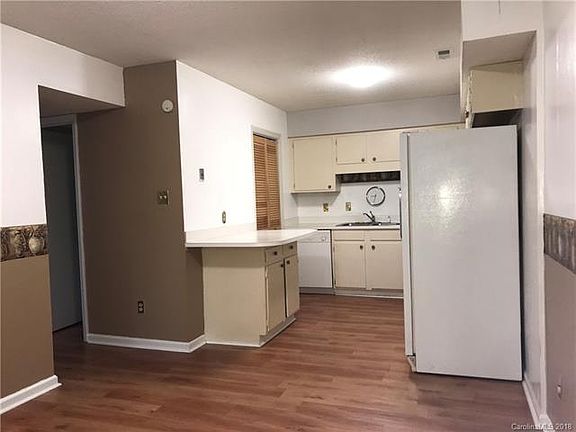 3rd image of 6120 Honeysuckle Ln