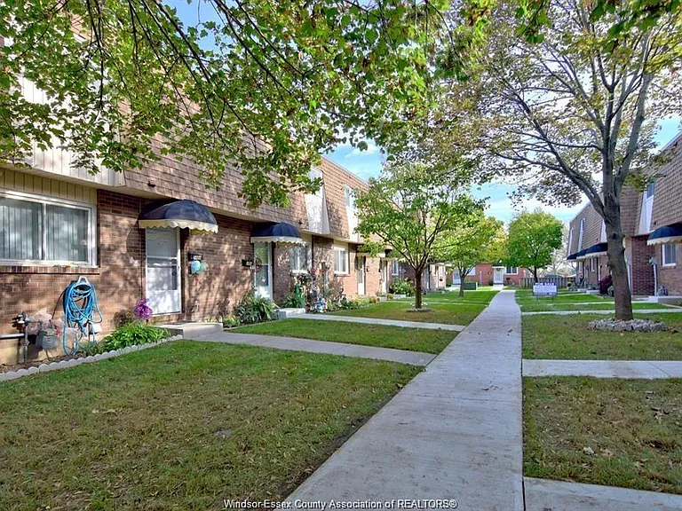 5468 Lassaline Ave — Photo 3