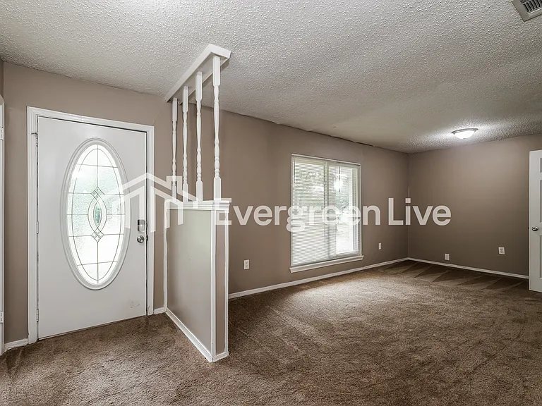 408 Shenandoah Rd N — Photo 3