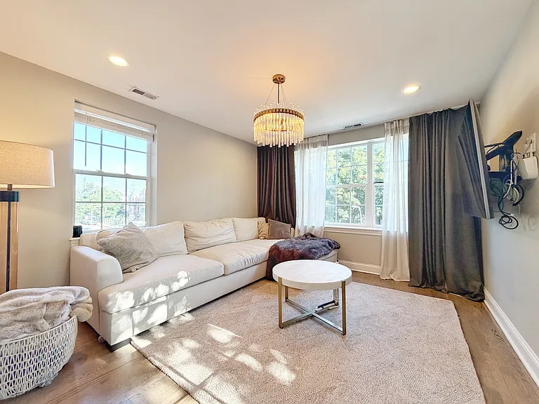 2427 W Grenshaw St #2 — Photo 28