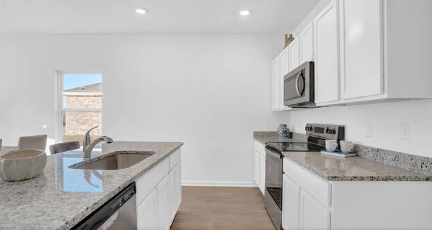 3 bed, 1281 sqft, $1,956 — Photo 2