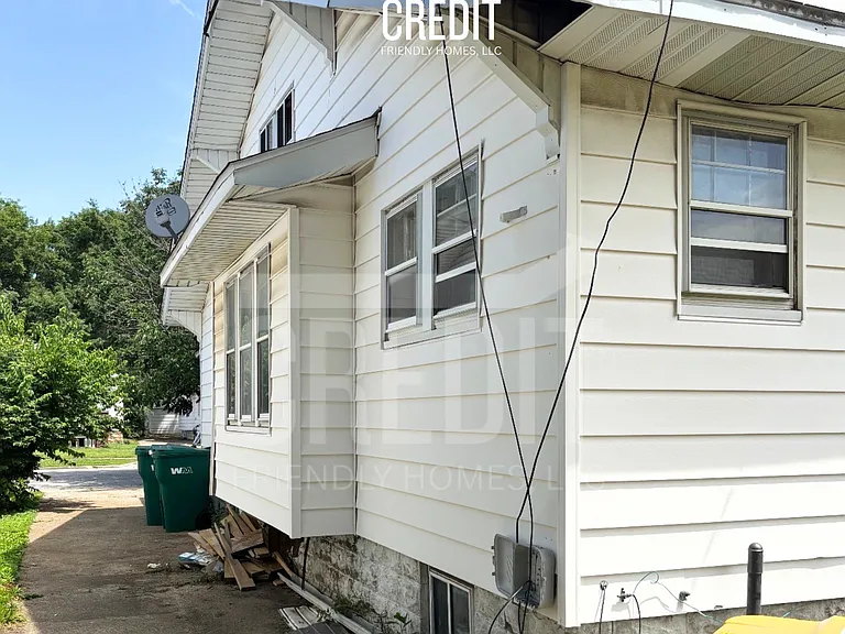1365 E Walnut St — Photo 2