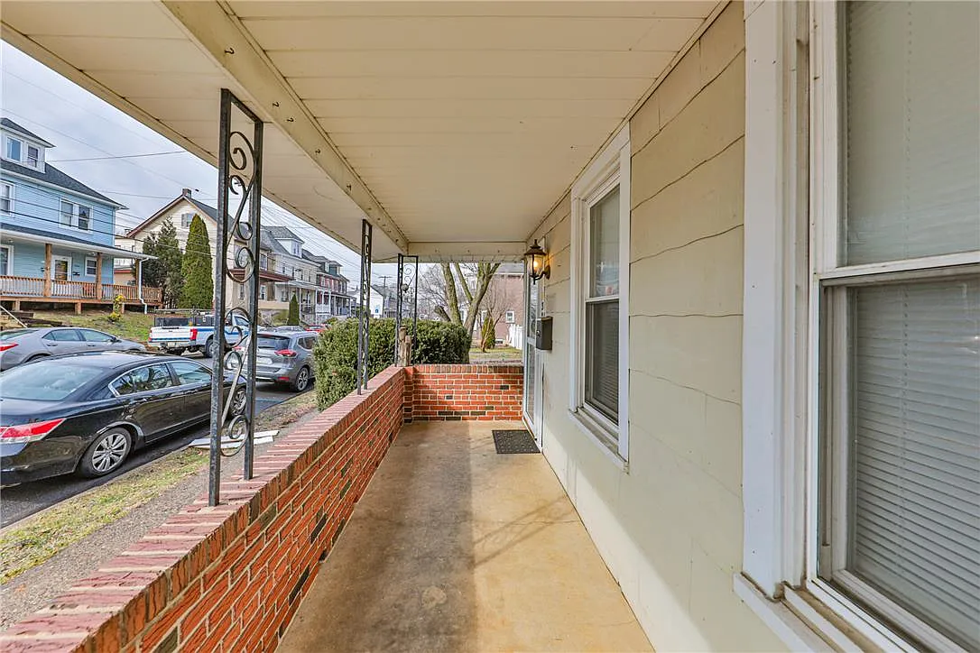 3 bed, 1.0 bath, 1796 sqft, $2,300 — Photo 3