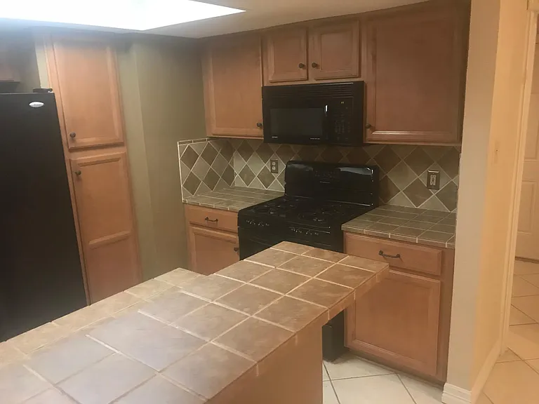 Mesa B Kitchen - Gas Range & Microwave/Vent