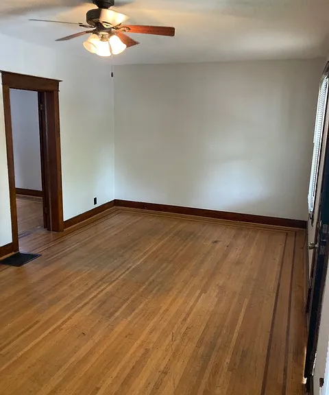 2124 Crittenden Dr — Photo 2