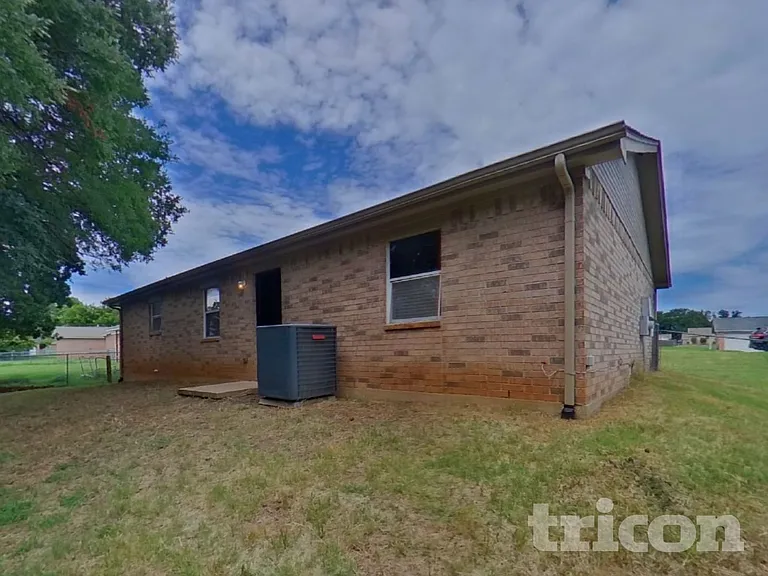 213 Dean Ct — Photo 15