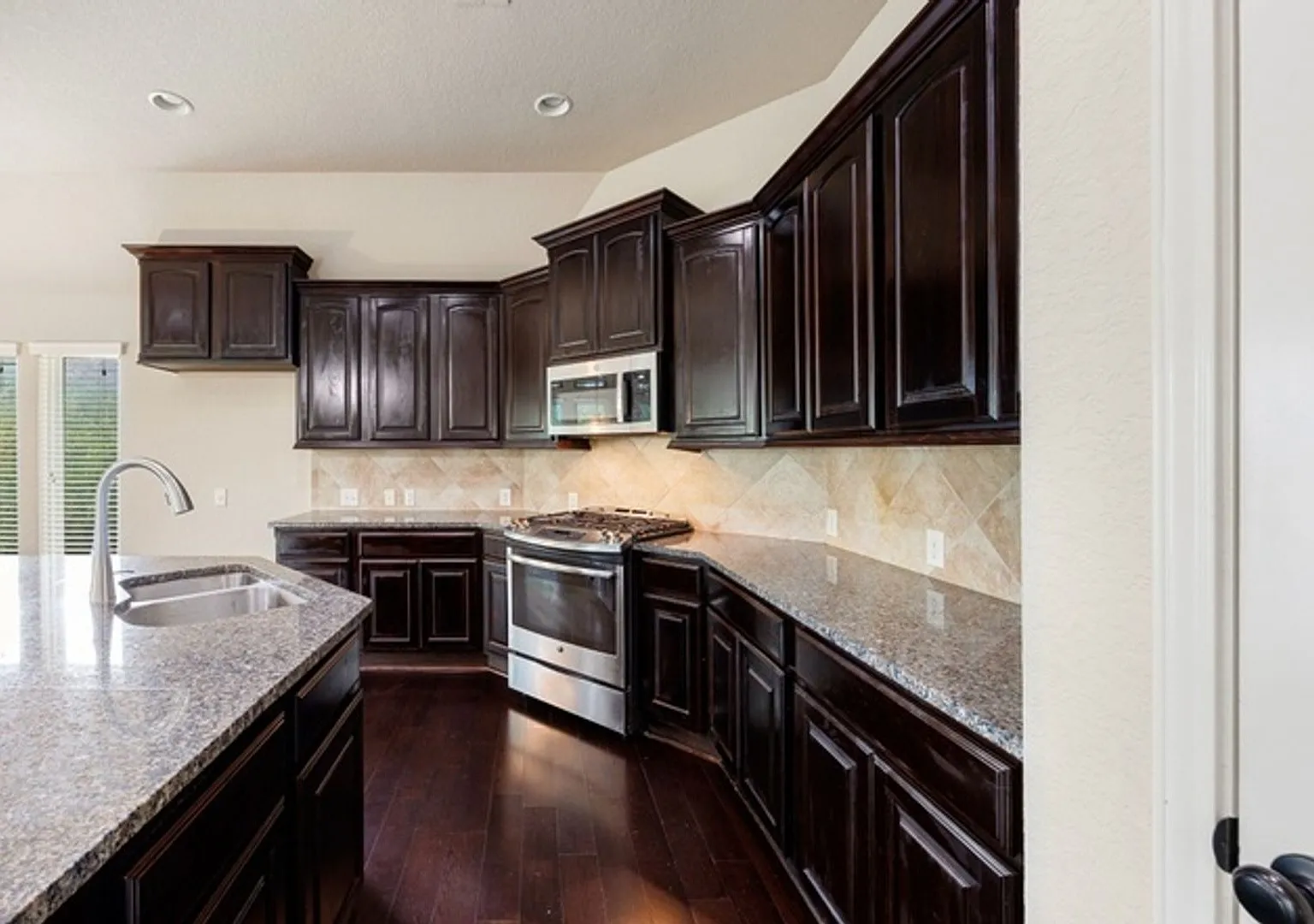 Spacious 4BR House in San Antonio — Photo 2