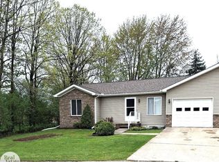 261 Huron Ln, Marine City, MI 48039