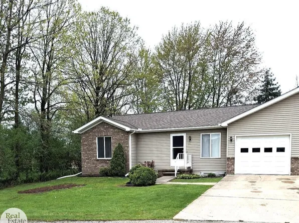 261 Huron Ln, Marine City, MI 48039