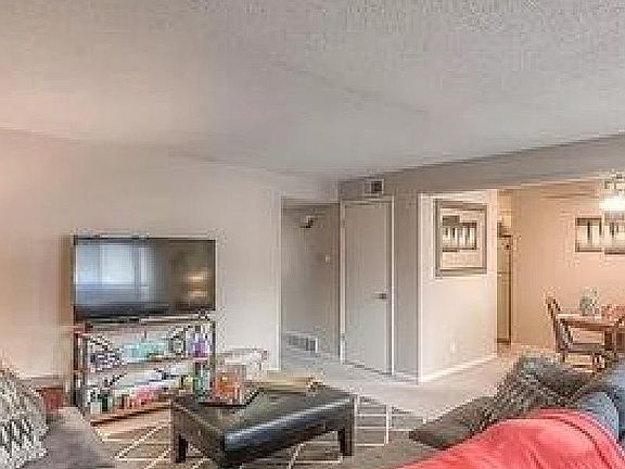 5th image of 6202 Robinson St APT 1