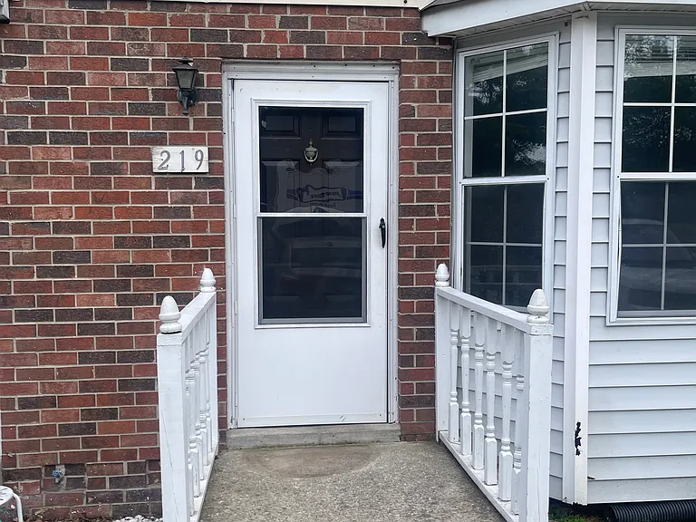 217 Arrowhead Dr — Photo 1