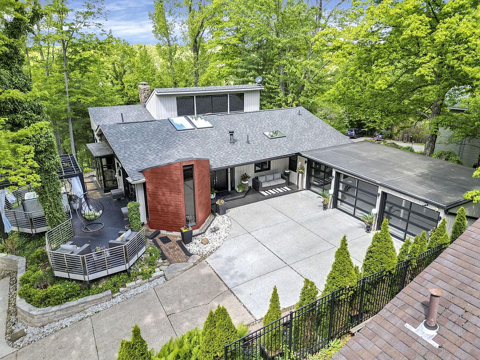 1st image of 324 Mount Parnassus Dr