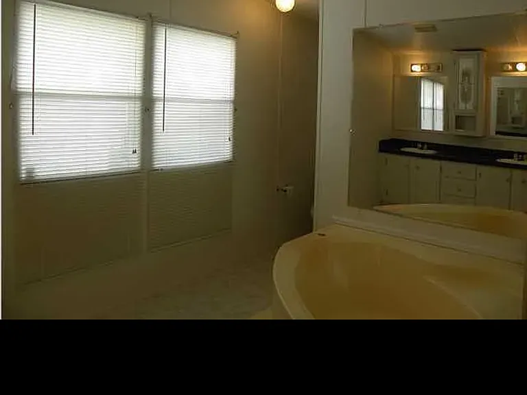 726 Lloyd St — Photo 6