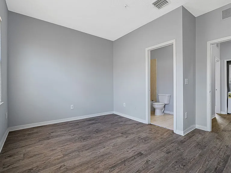 Tampa Commons — Photo 14